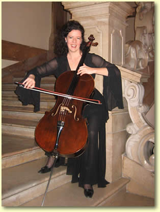 Susanne Mueller spielt Violoncello im Mozarteum Orchester
